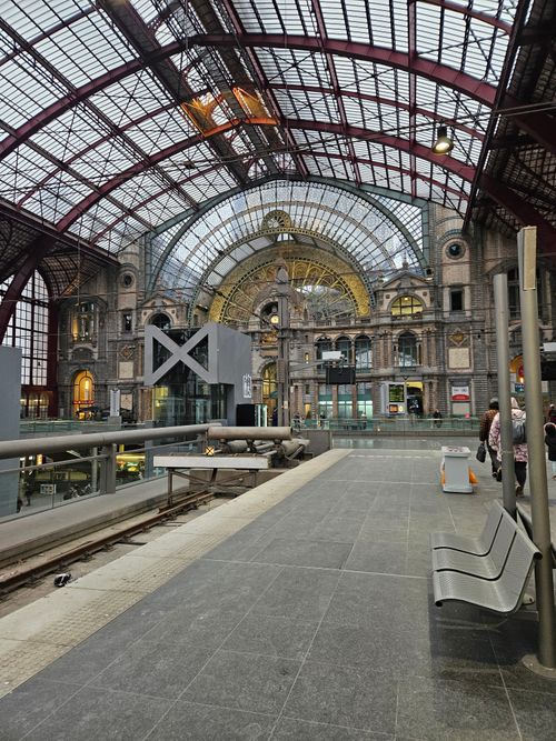 Free Explore the grandeur of this iconic train station's stunning interior featuring a vast glass roof. Stock Photo