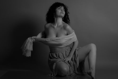 Free Elegant black and white portrait of a woman with a classic pose and dramatic lighting. Stock Photo