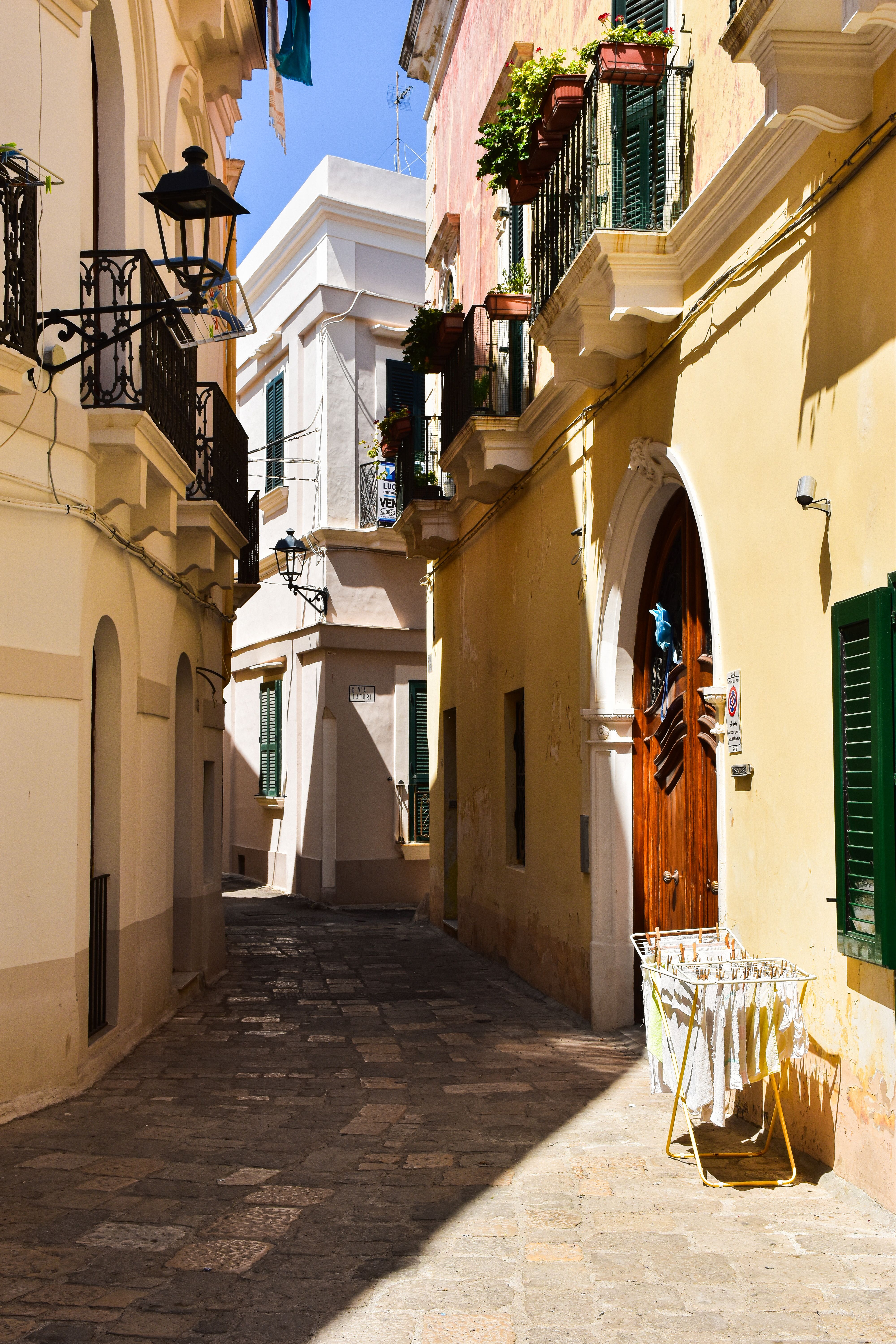 Charming Narrow Street in Apulia, Italy · Free Stock Photo