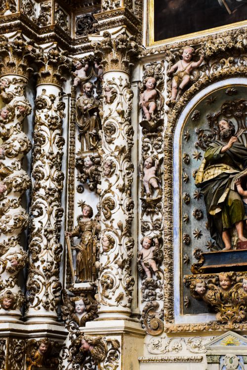 Free Detailed view of Baroque architecture with ornate carvings and sculptures in Apulia, Italy. Stock Photo