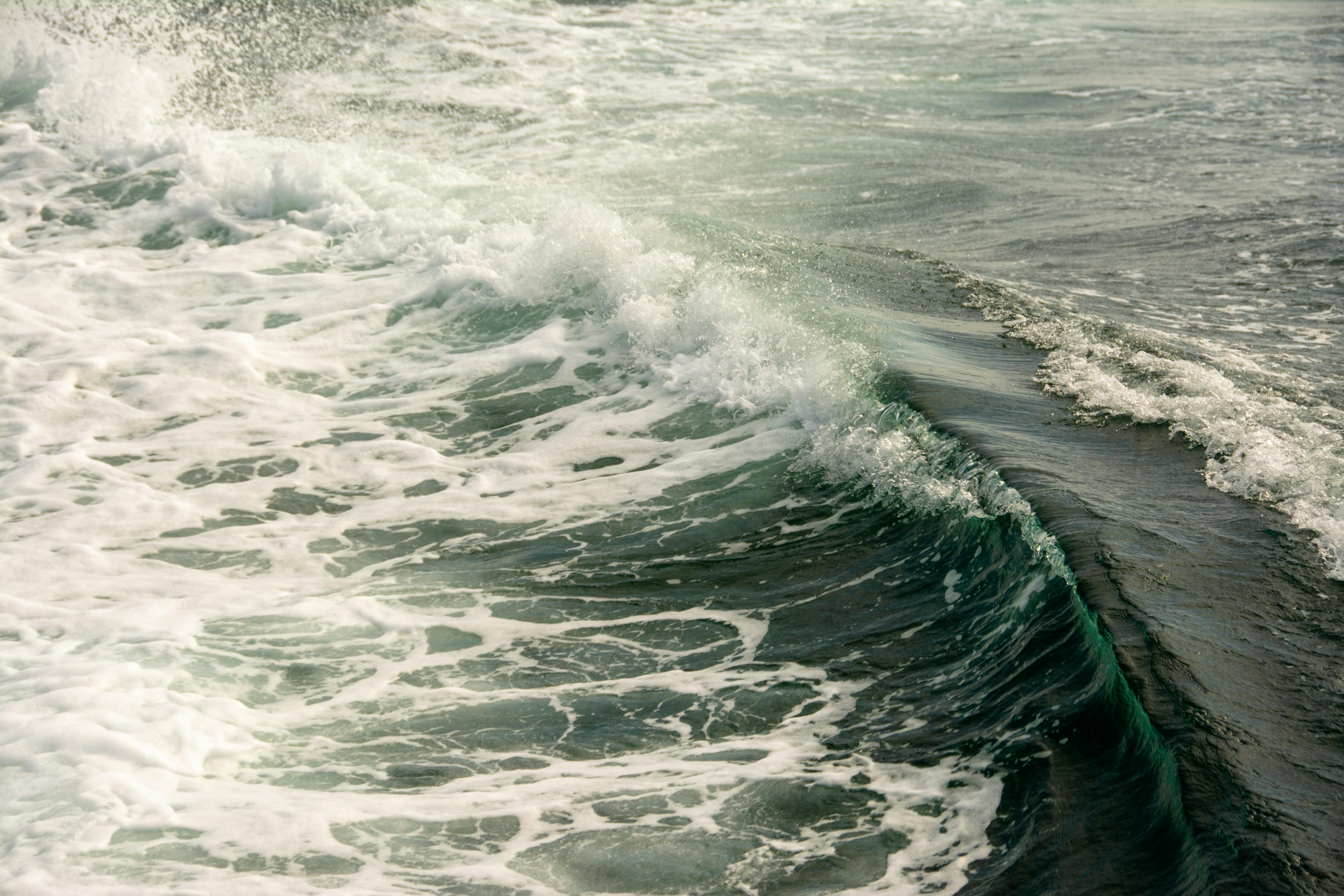 Mastering the Art of Surf Forecasting: A Guide for Beginners and Experienced Surfers