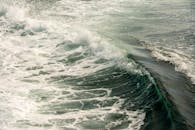 迷人的海浪与泡沫，白色泡沫捕捉运动，展示大自然的力量