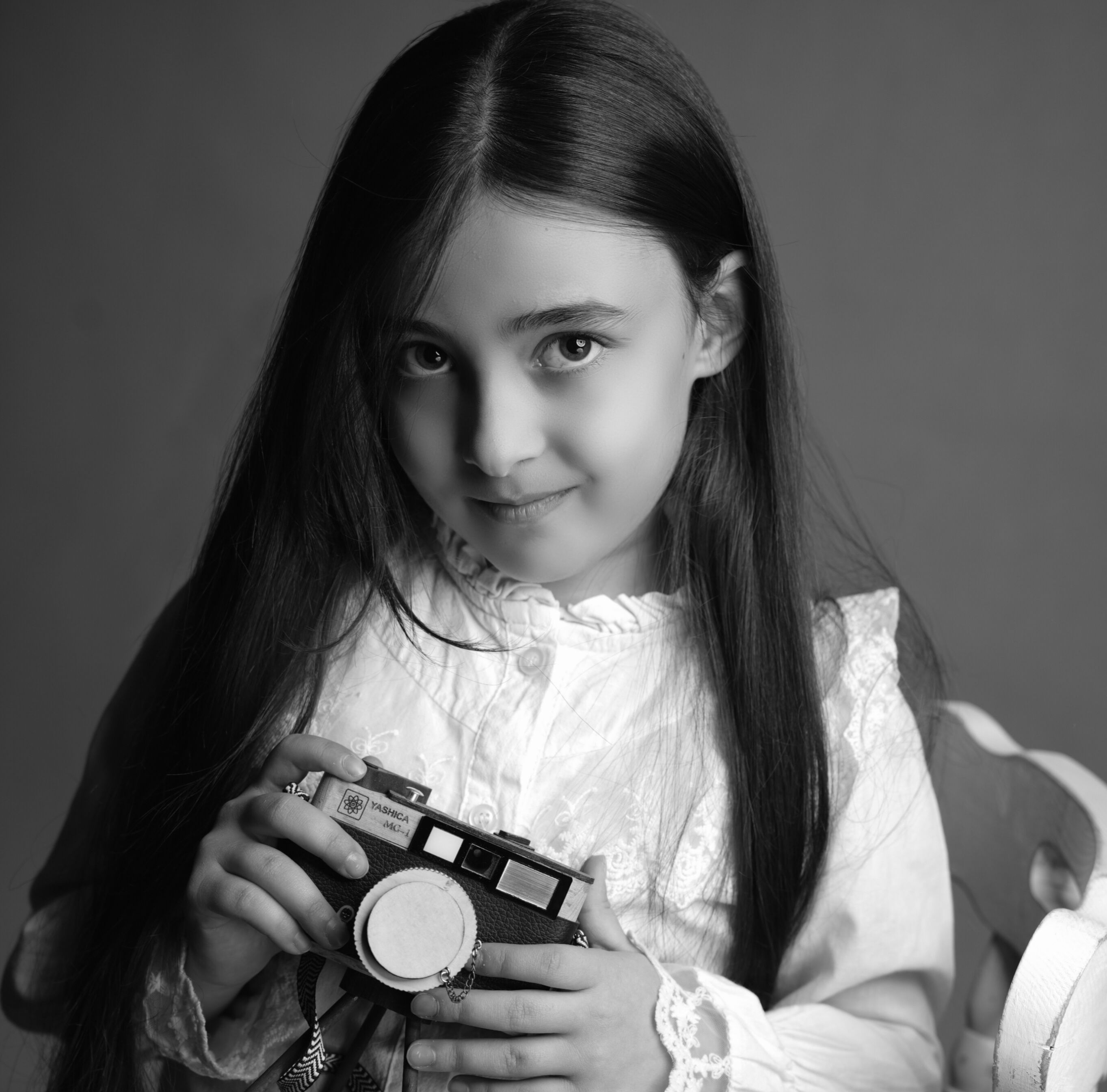 Black and White Portrait of a Young Girl with Camera · Free Stock Photo