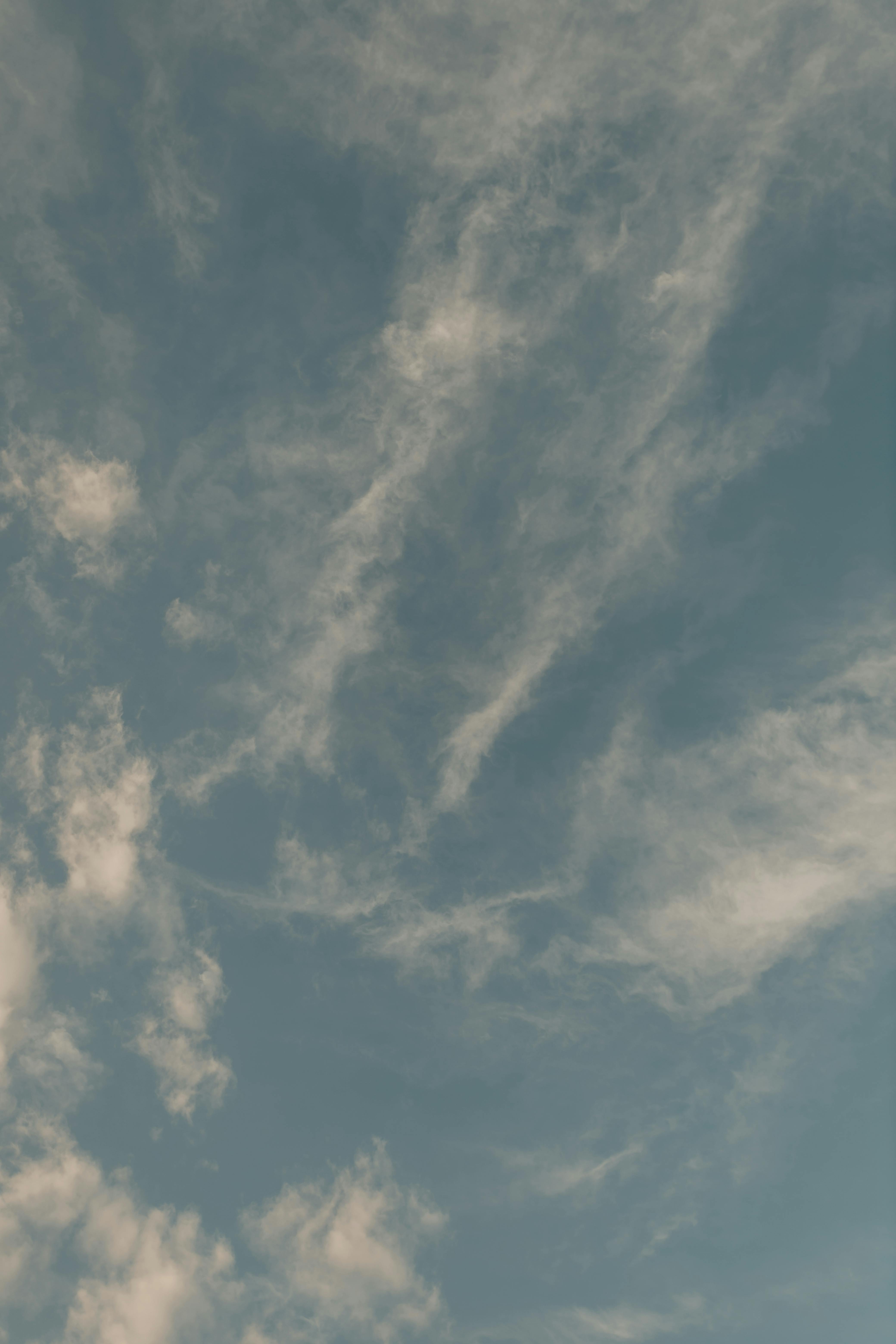 Ücretsiz Huzurlu bir atmosfer yaratan ince bulutlarla dolu sakin bir gökyüzü. Stok Fotoğraflar