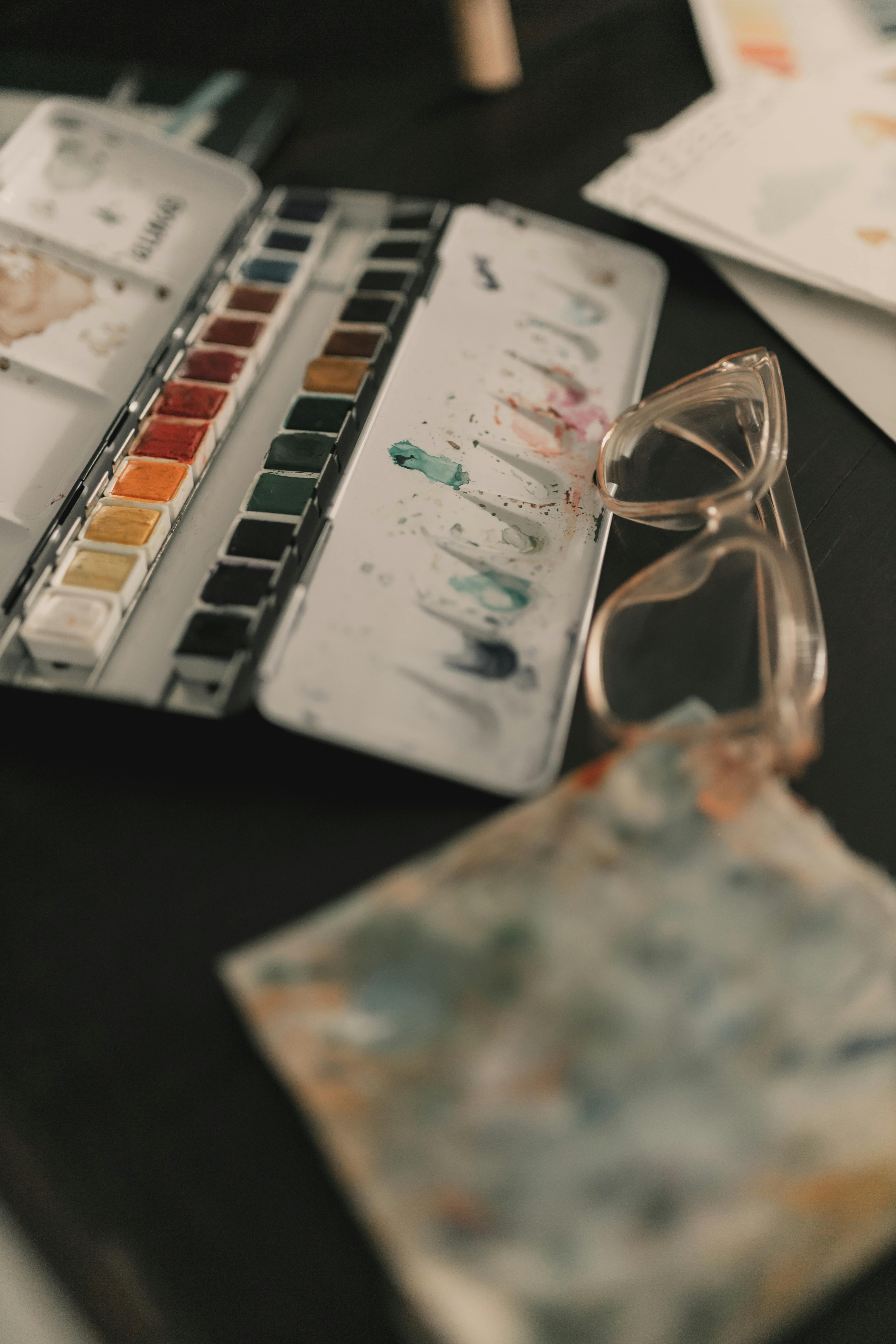 grátis Tintas aquarela artísticas e uma paleta criam um ambiente criativo. Foto profissional