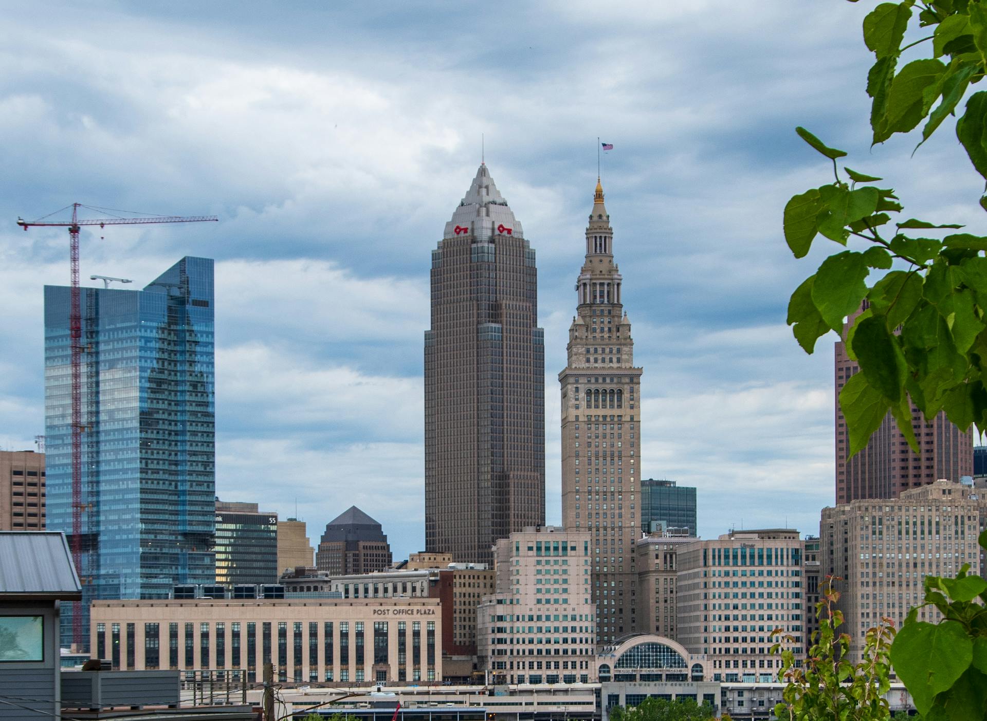 Skyline of Cleveland featuring key skyscrapers under a cloudy sky.