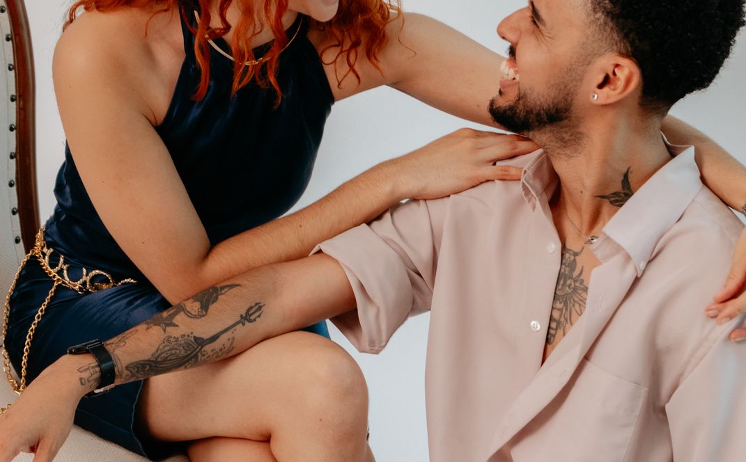 Online dating: starting a conversation on a niche platform