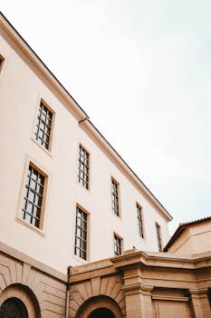 这座古典建筑拥有极简主义景观，配有大窗户和拱形设计