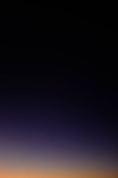 抽象艺术品描绘了天空从日落到夜晚的渐变