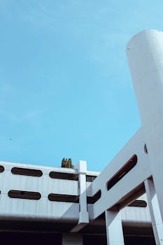 低角度拍摄的现代建筑，在蔚蓝天空下展现出圆形设计