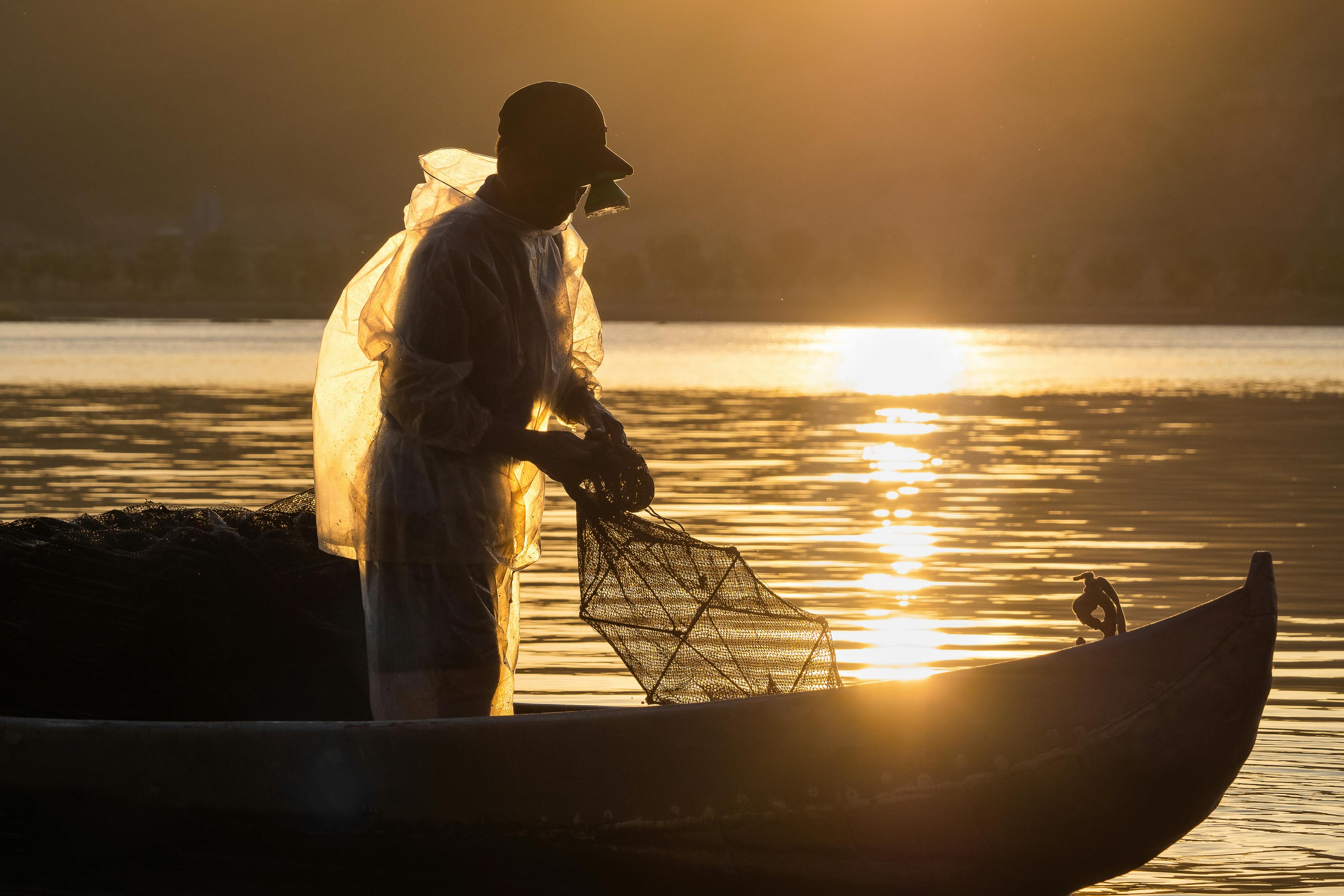 free-photo-of-fisherman-at-sunrise-in-qu