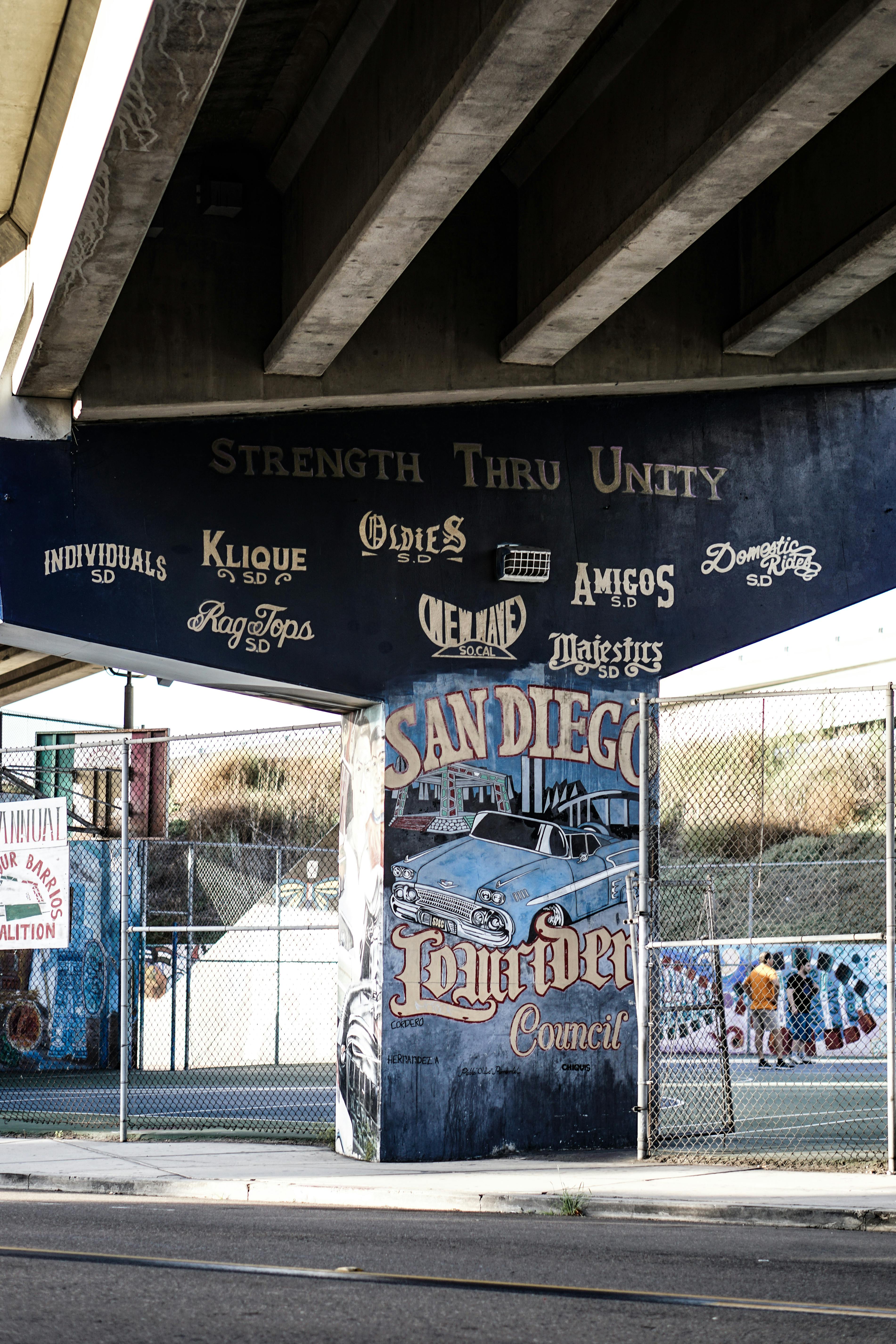 涂鸦艺术展现了圣地亚哥桥下社区的活力与城市文化