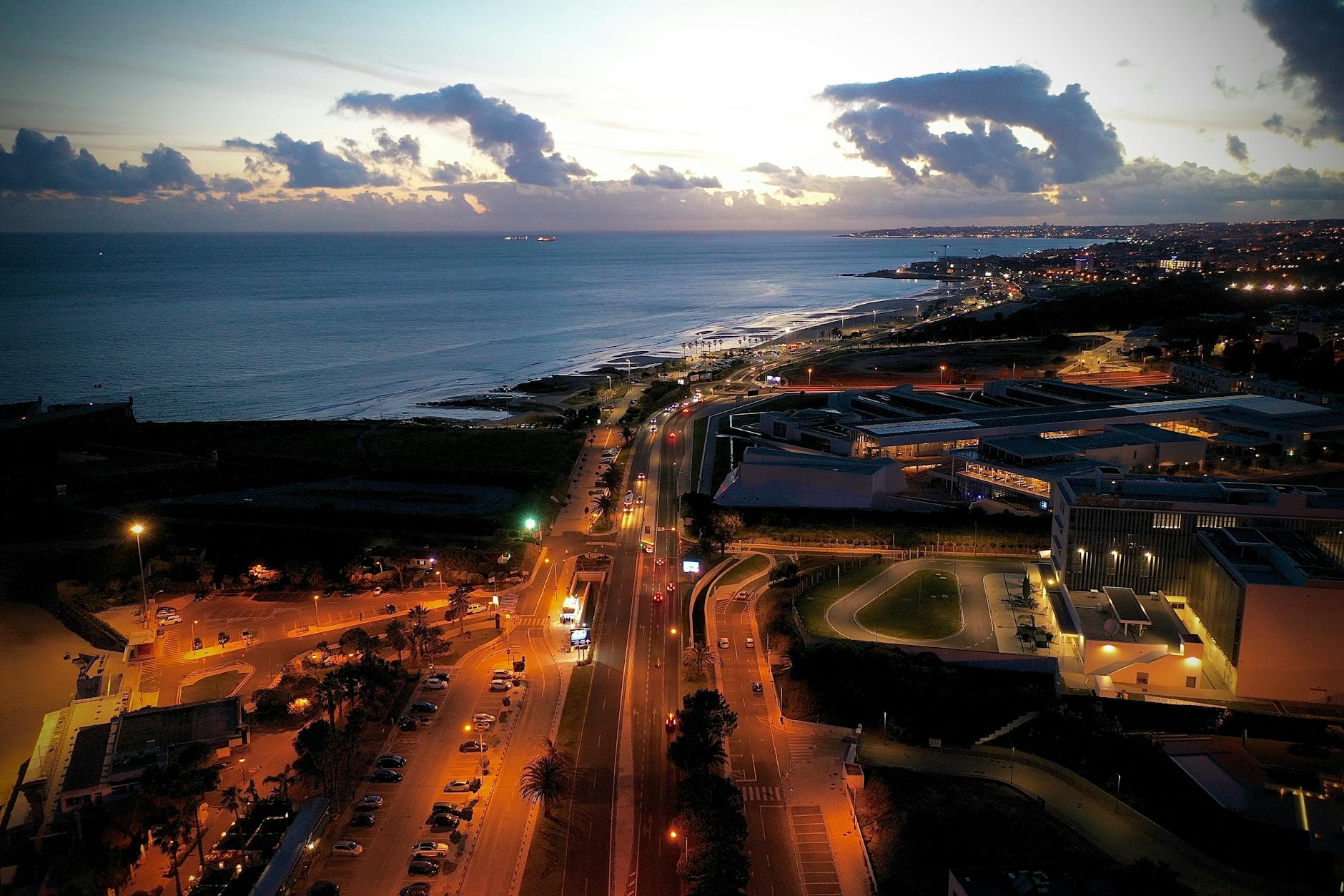 https://www.pexels.com/photo/stunning-coastal-cityscape-during-twilight-30015609/