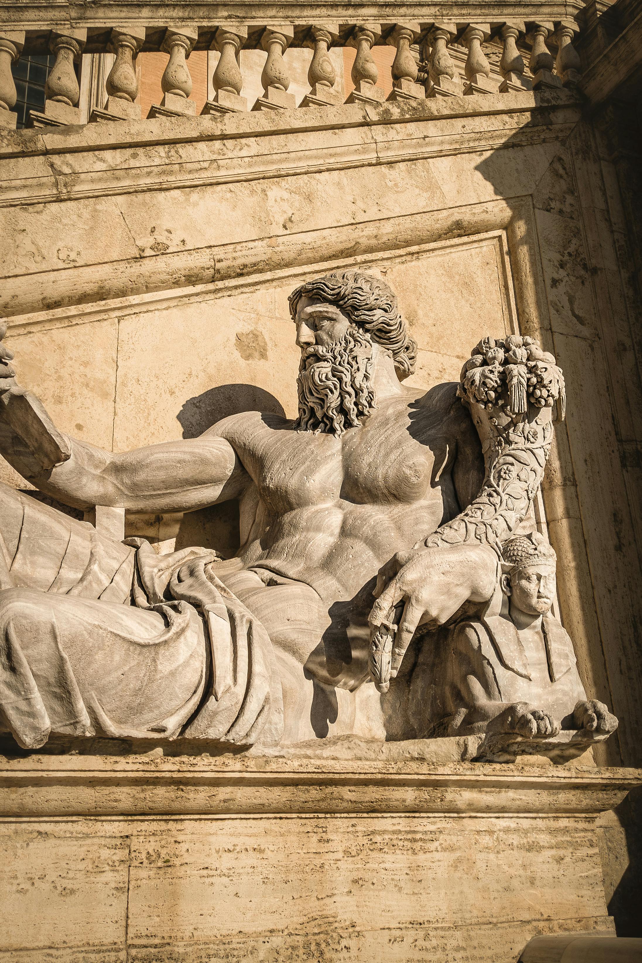 Gratuit Sculpture romaine classique représentant la mythologie antique avec des détails complexes. Photos