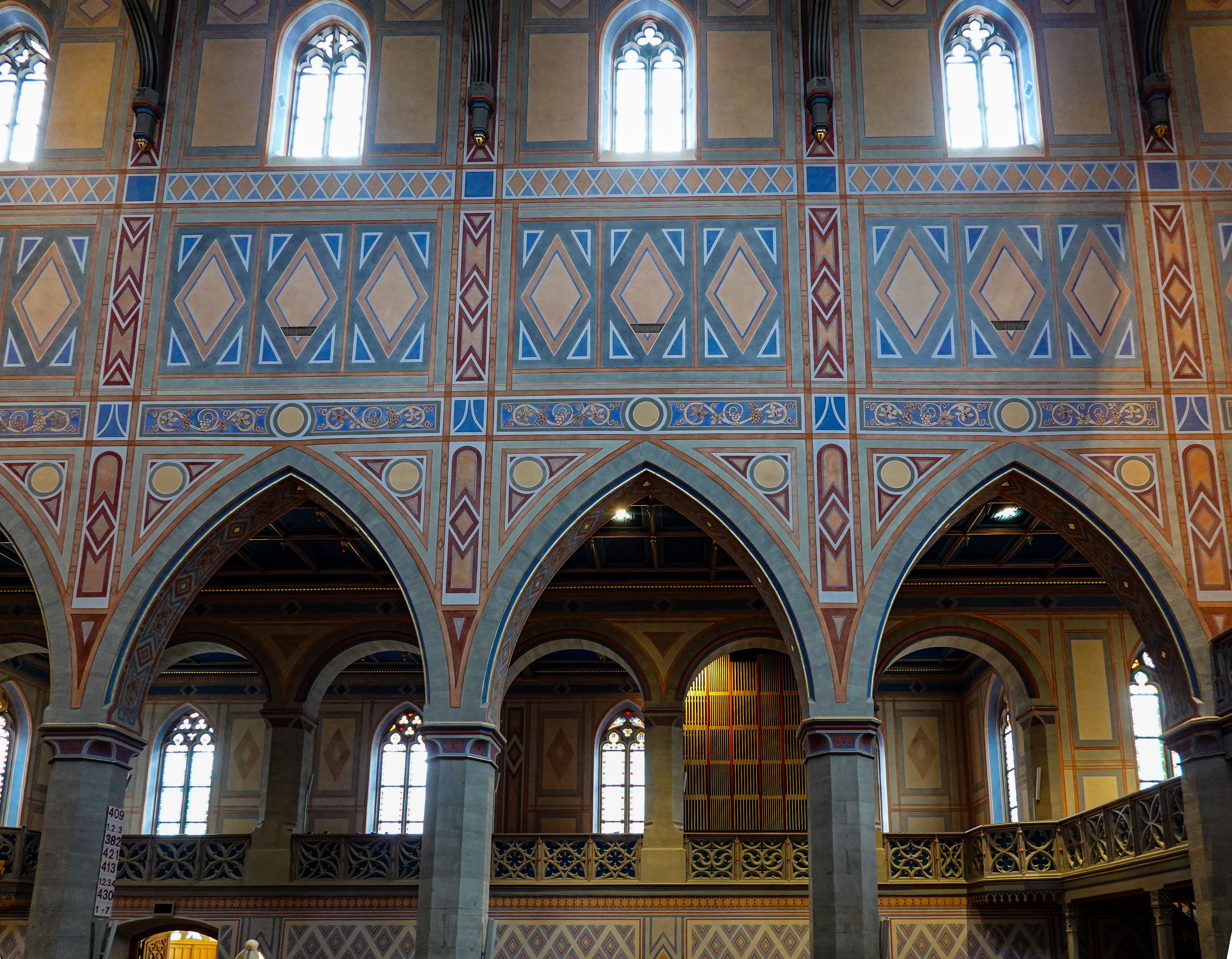 Intricate Gothic Church Interior with Arched Designs · Free Stock Photo