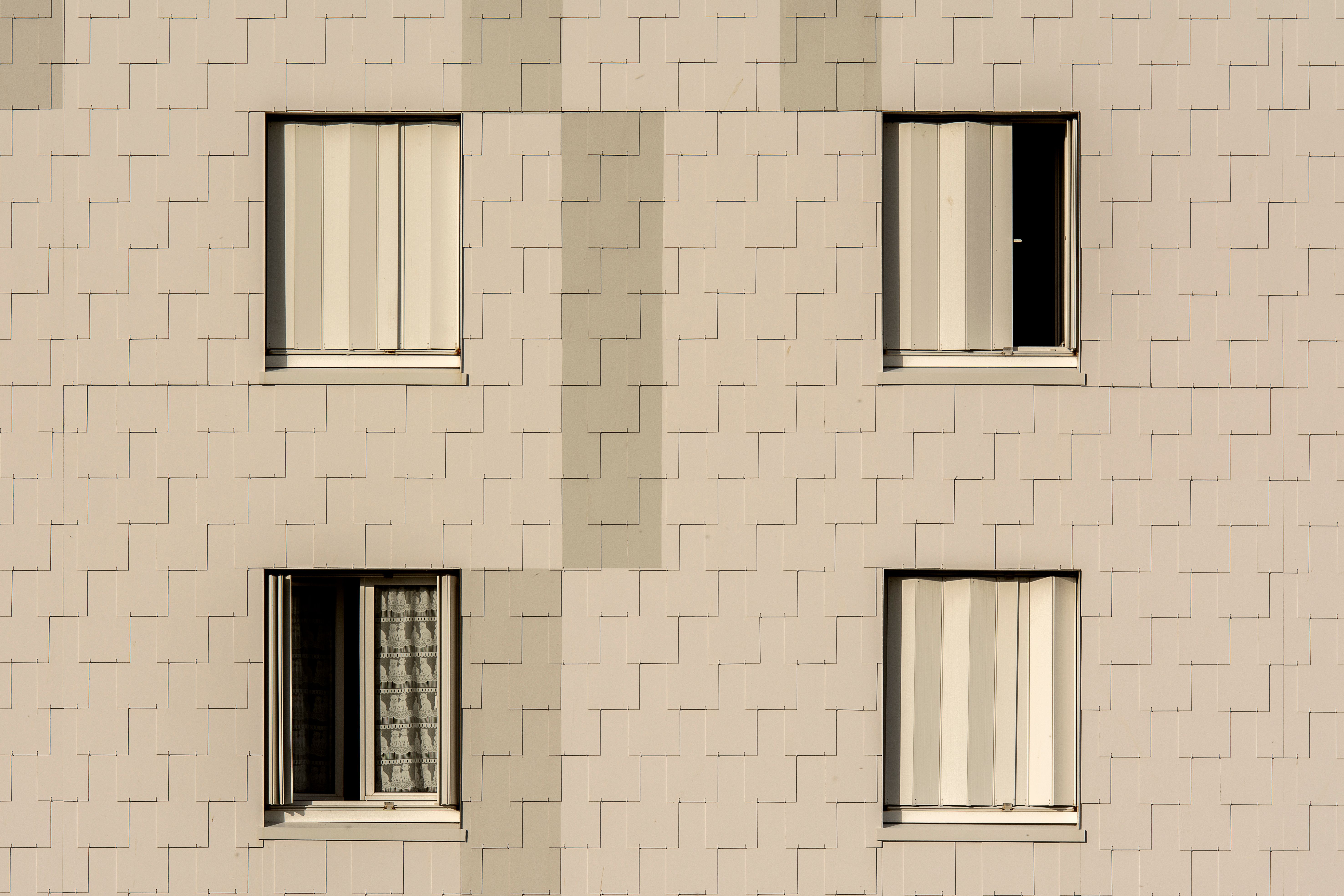 Detail fasády bytového domu s okny