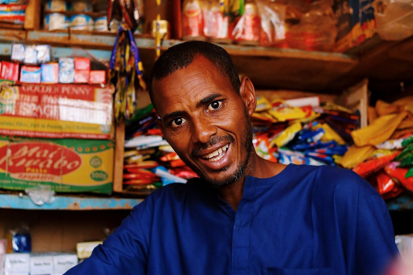Un commerçant dans une épicerie à Abuja, au Nigeria