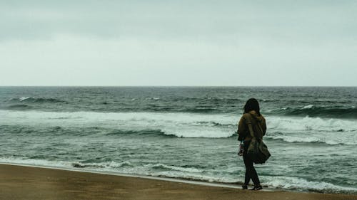 Foto Van Persoon Die Zich Op Kust Bevindt