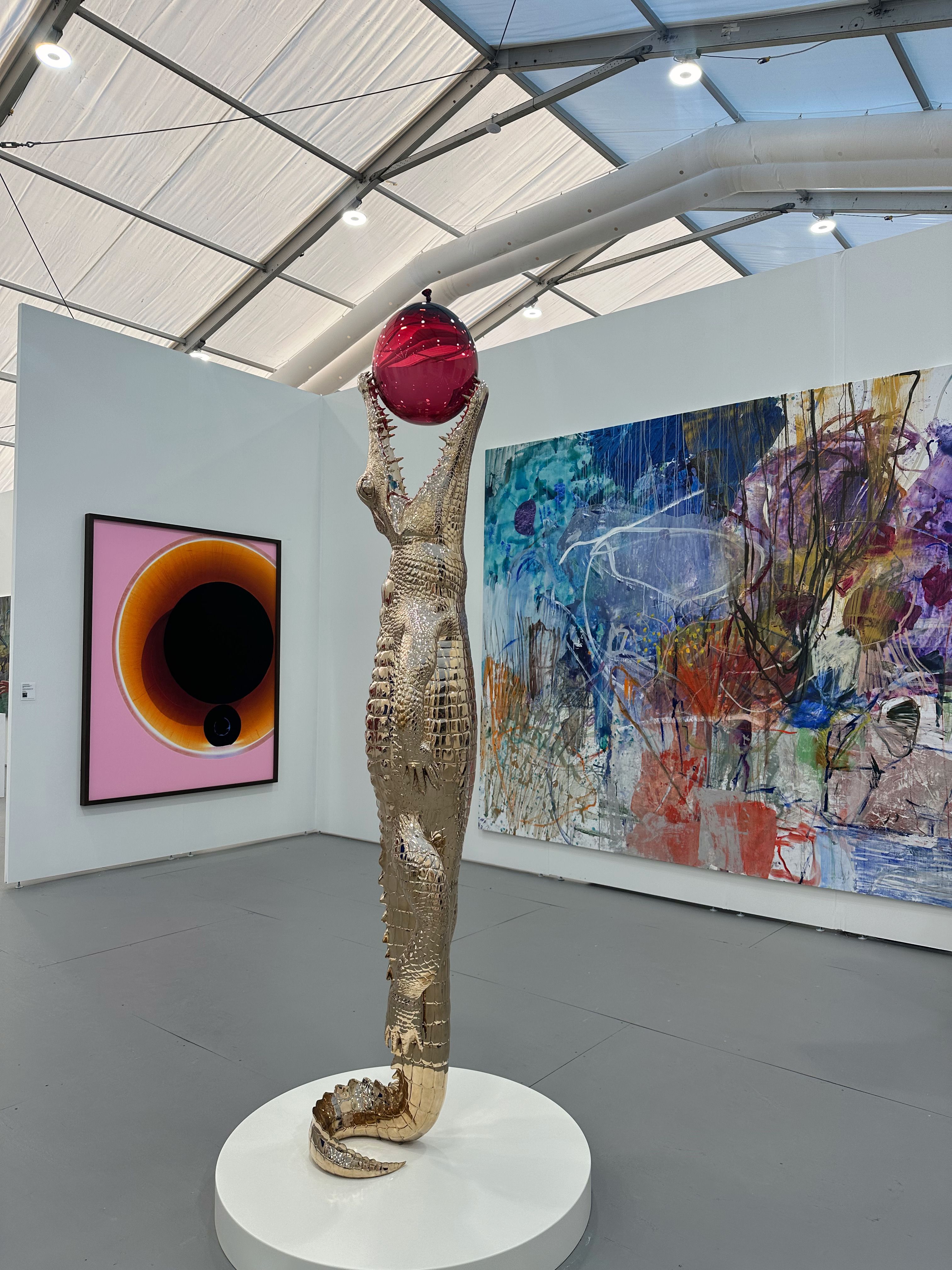 Gratis Galleria d'arte moderna con esposizione di dipinti astratti e sculture uniche. Foto a disposizione