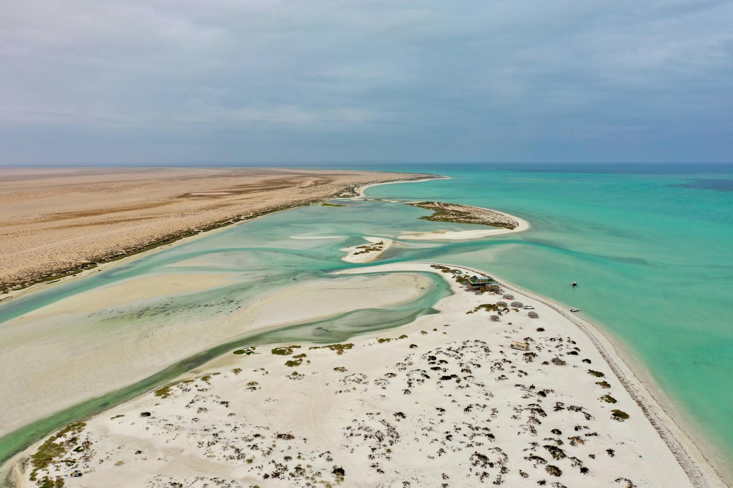 Bezpłatne Oszałamiający widok lotniczy na odległy krajobraz wybrzeża Omanu z turkusowymi wodami i piaszczystymi plażami. Zdjęcie z galerii