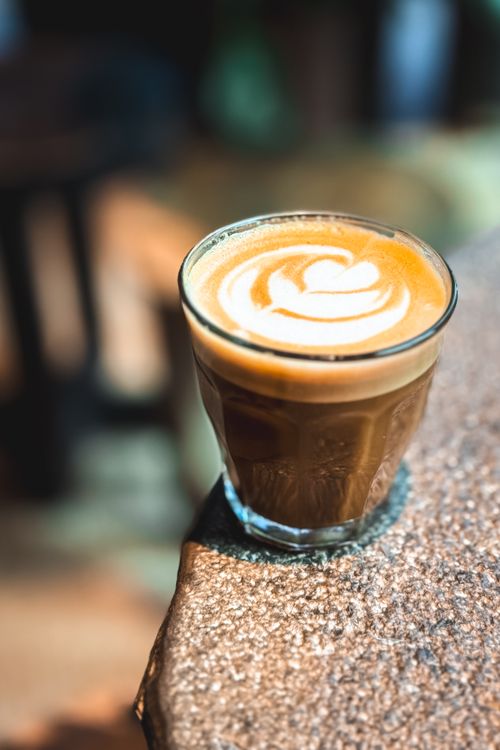 Free A beautifully crafted latte with heart art on the surface in a cozy cafe atmosphere. Stock Photo