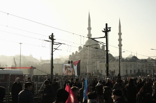 Free A bustling crowd gathers near the iconic Sultan Ahmed Mosque in Istanbul during dusk, creating a dynamic urban scene. Stock Photo