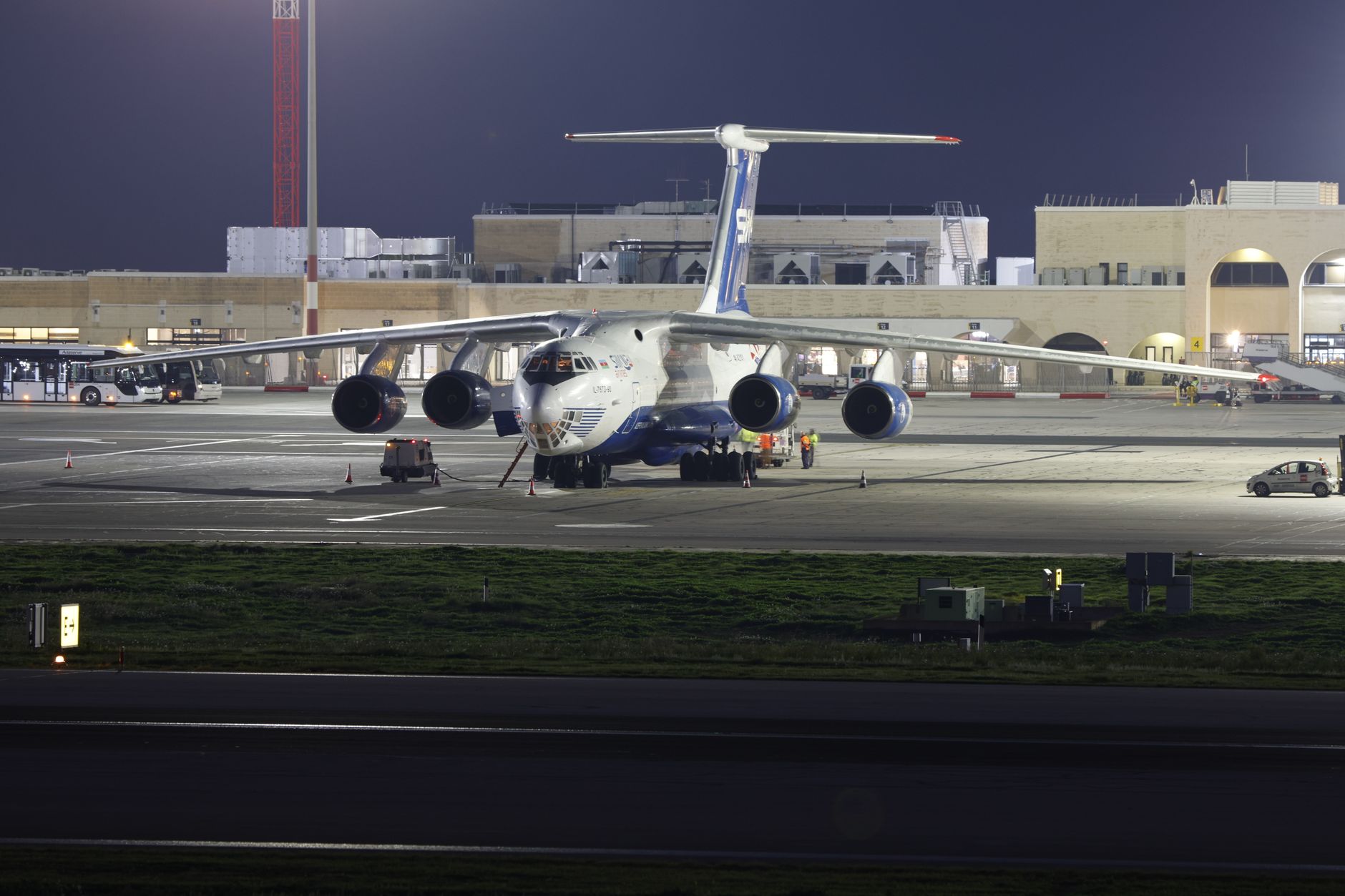 Miami Havalimanı'nda pistte bekleyen kargo uçağı