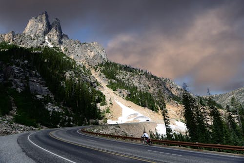 無料 アスファルト道路のある灰色の山の斜面 写真素材