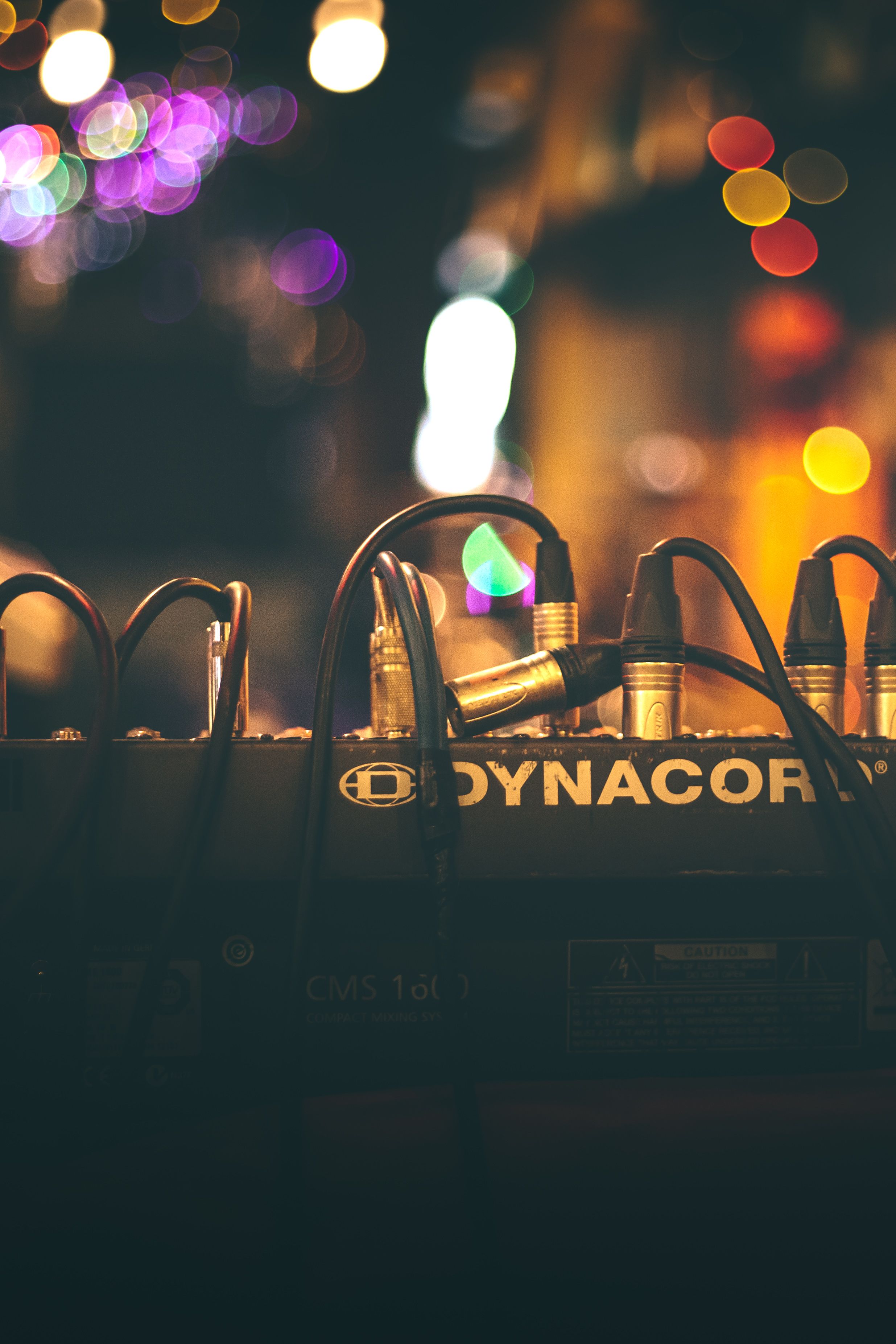 Gratis Nærbillede af lydkabler i en lydmixer med farverige bokeh-lys. Lagerfoto