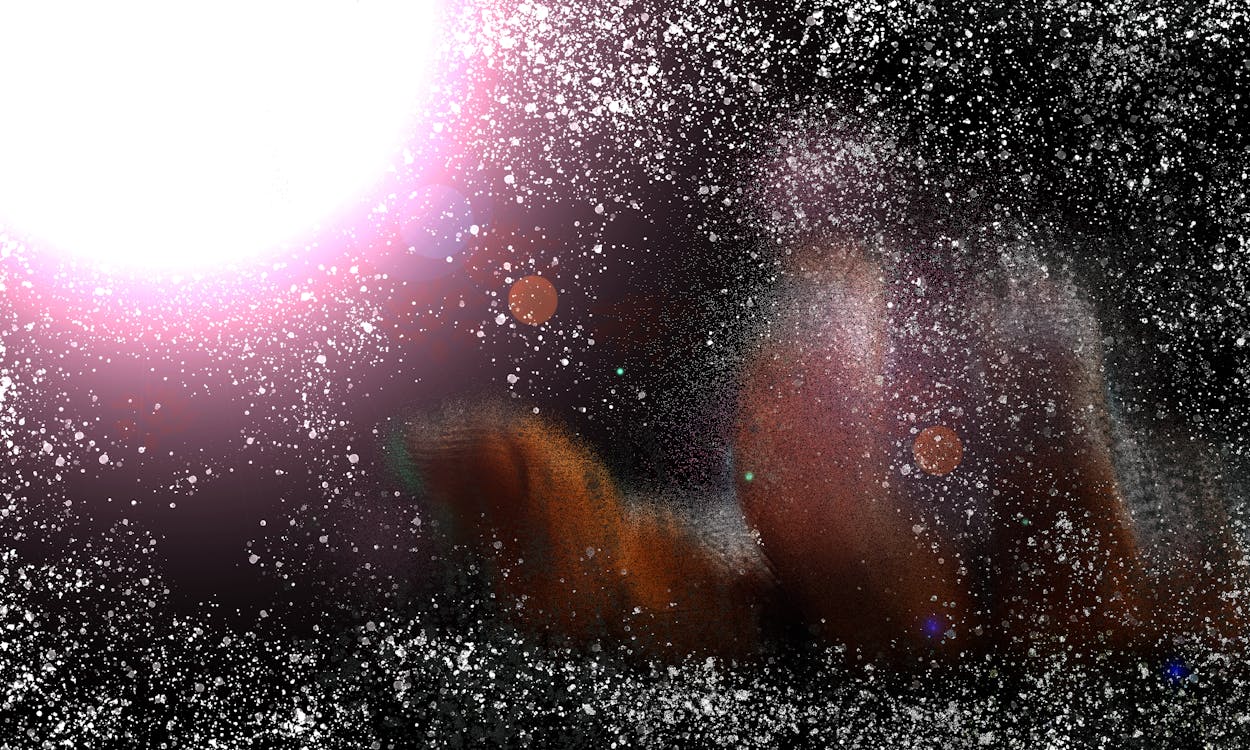 Група людей, що тримаються за руки в колі