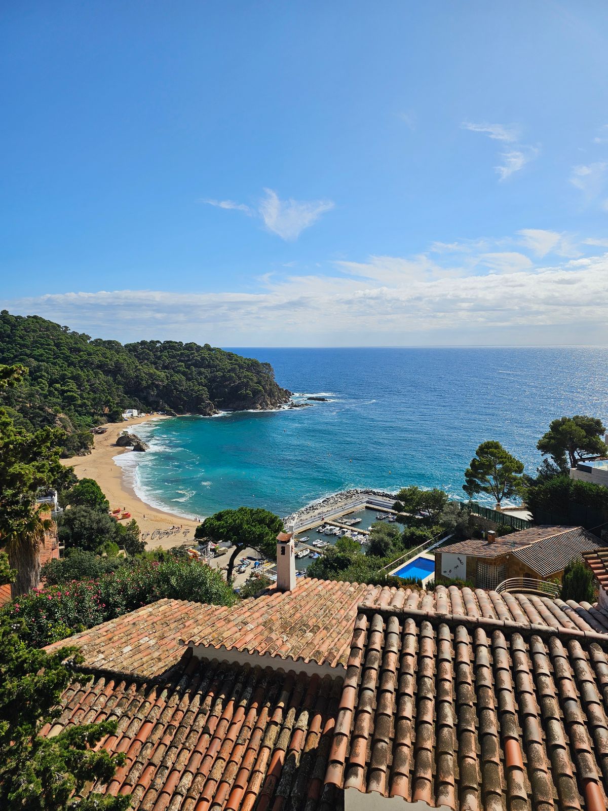 Vedere spre plaja și coasta de pe Costa Brava lângă Blanes