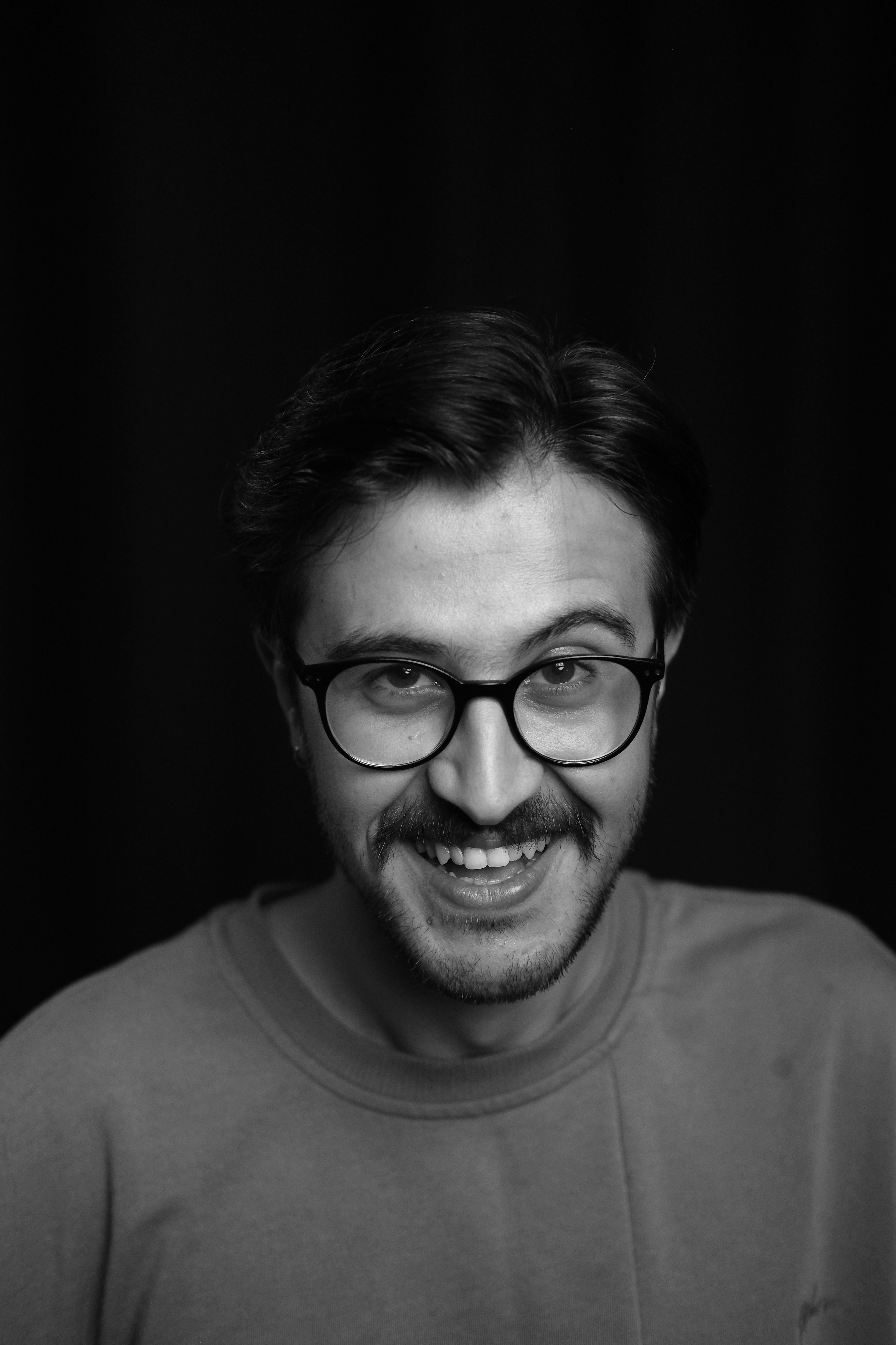 Retrato En Blanco Y Negro De Un Hombre Sonriente · Foto de stock gratuita