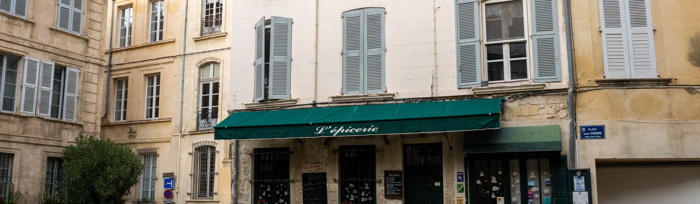 Un café calme dans une charmante cour à Avignon, en France, avec une architecture vintage.