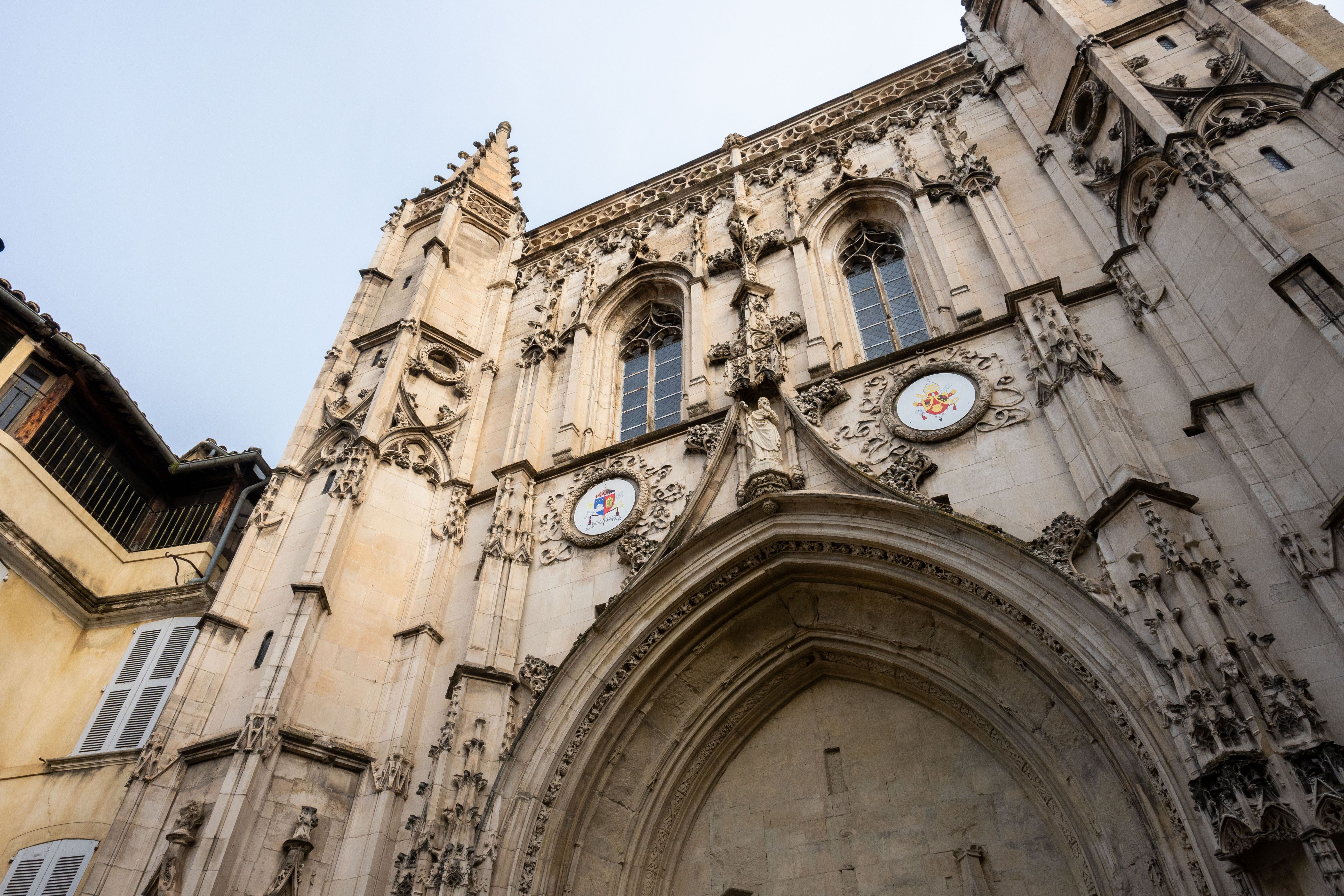 Filigrane gotische Architektur einer historischen Kathedrale in Avignon