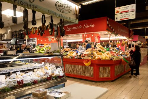 Free Bustling indoor market scene in Avignon, capturing diverse stalls and vibrant produce. Stock Photo