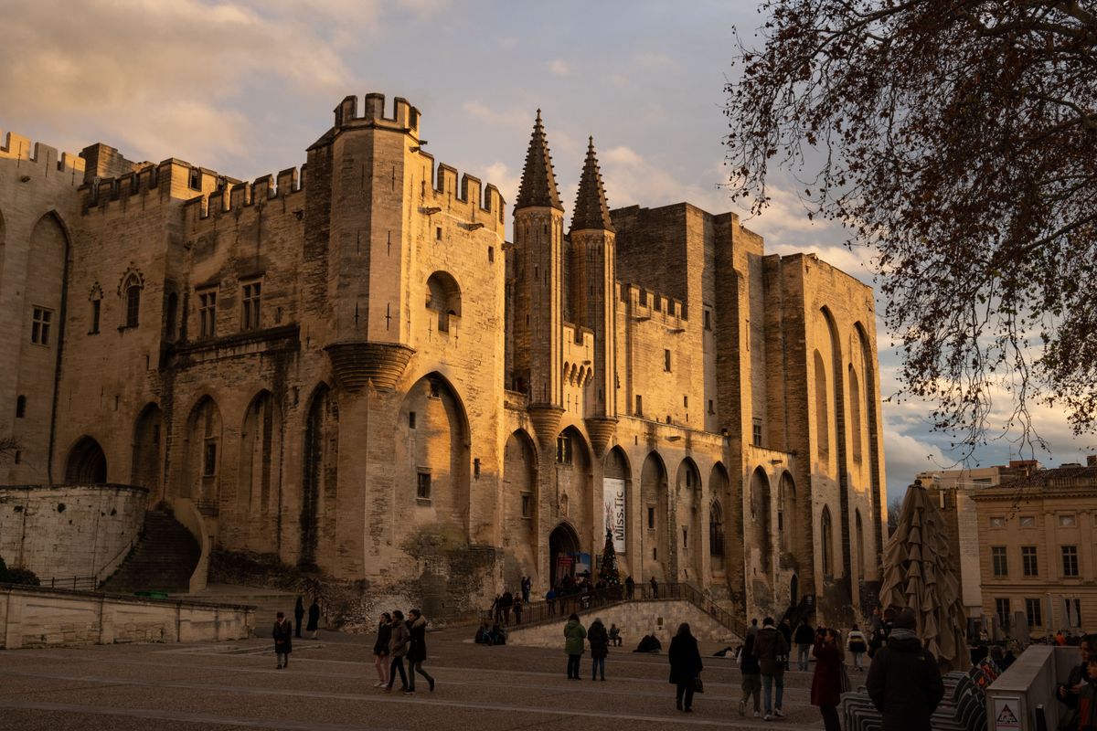 Facade d'Avignon a l'heure ou les premiers choix de spectacles se dessinent