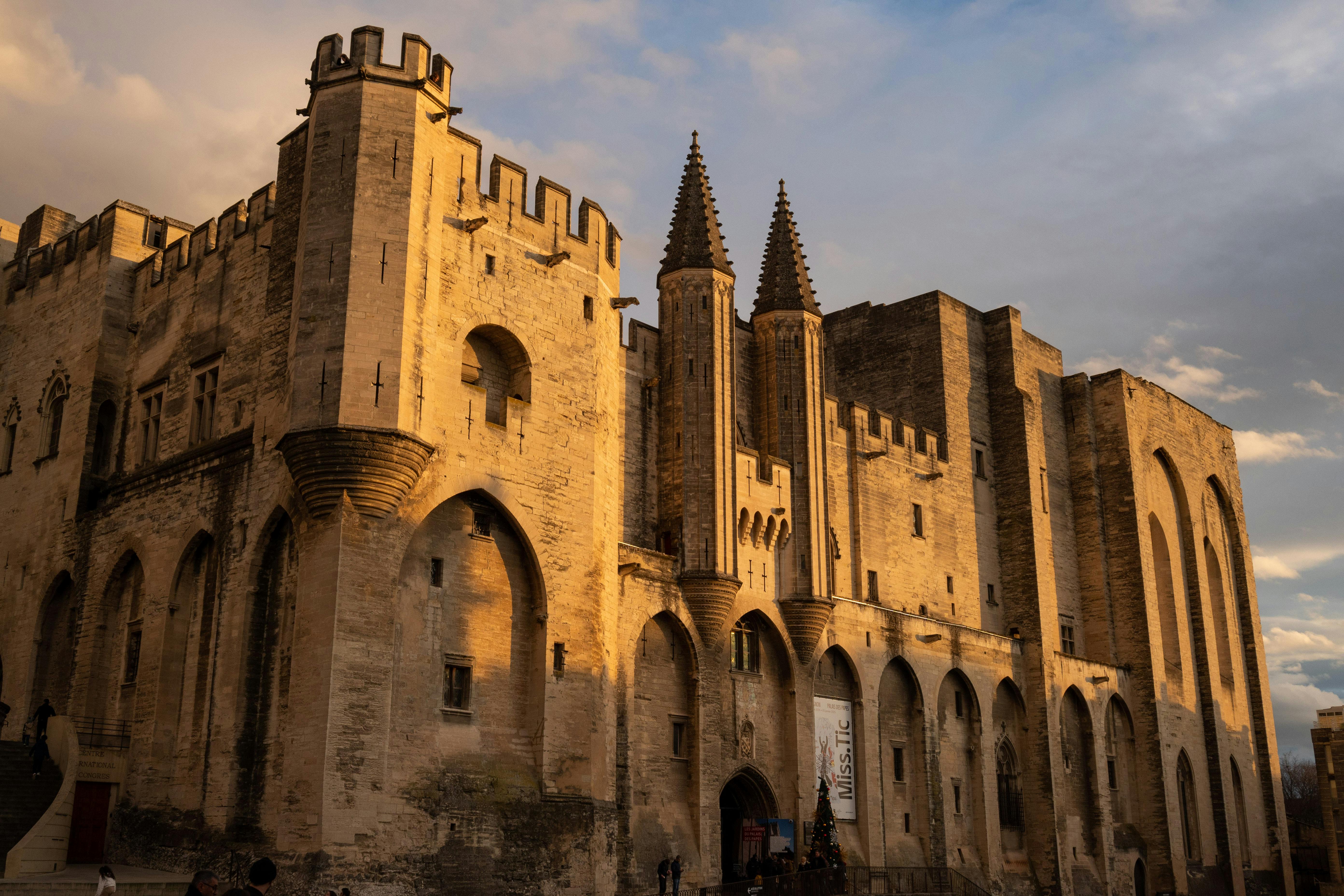 Vue impressionnante du Palais des Papes à Avignon au coucher du soleil