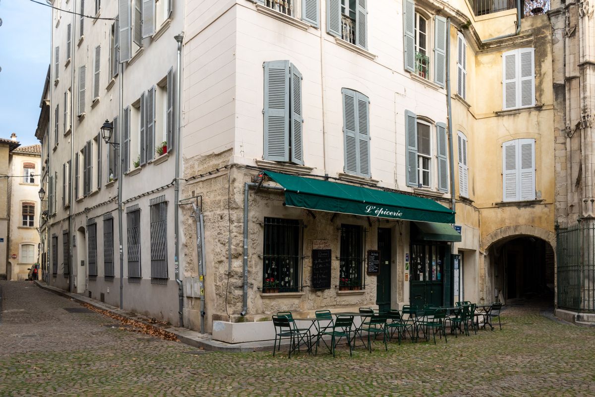 Rue calme d'Avignon en debut de journee