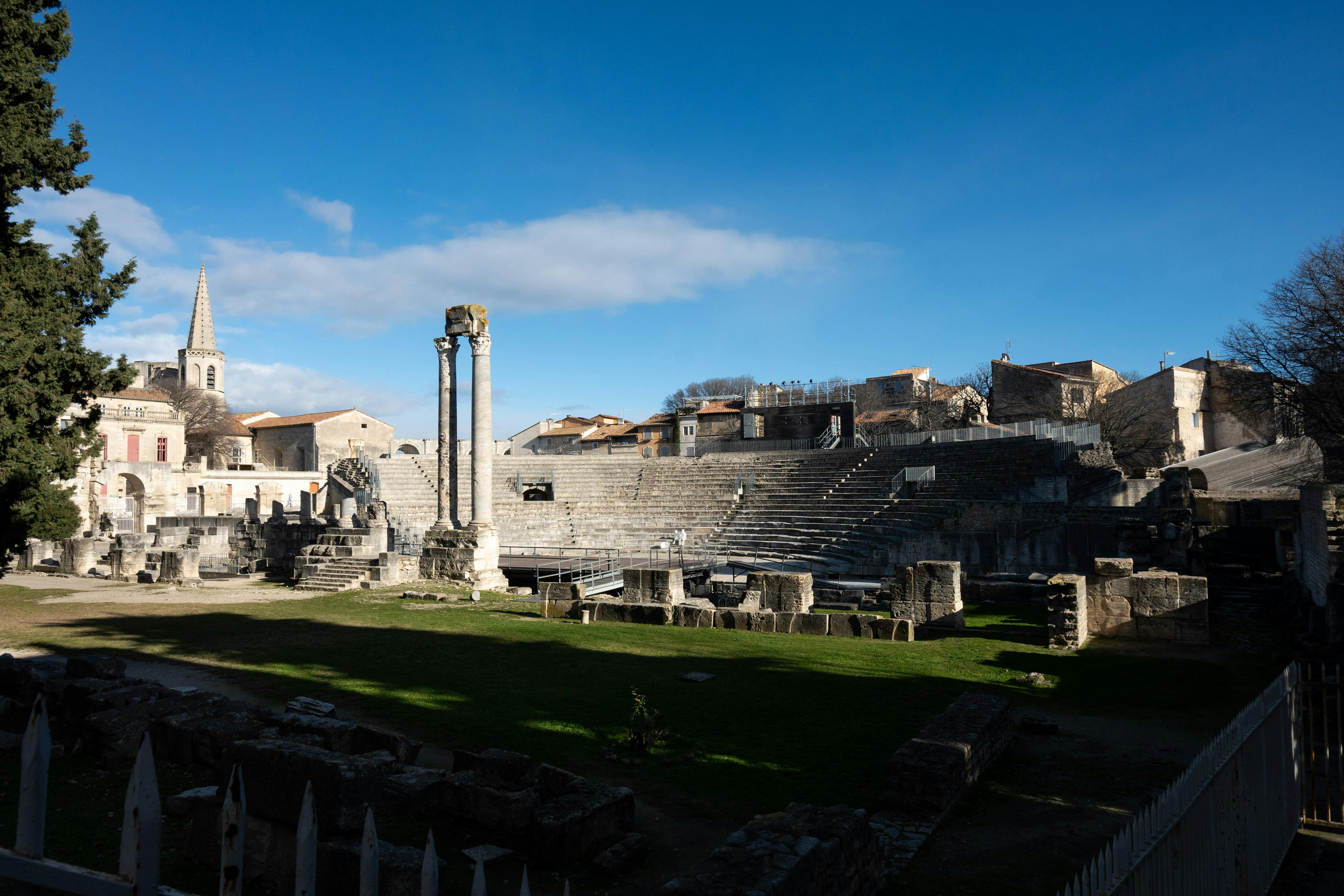 Δωρεάν Ιστορικό ρωμαϊκό αμφιθέατρο στην Αρλ, Γαλλία, που παρουσιάζει αρχαία αρχιτεκτονική κάτω από έναν φωτεινό ουρανό. Φωτογραφία από στοκ φωτογραφιών