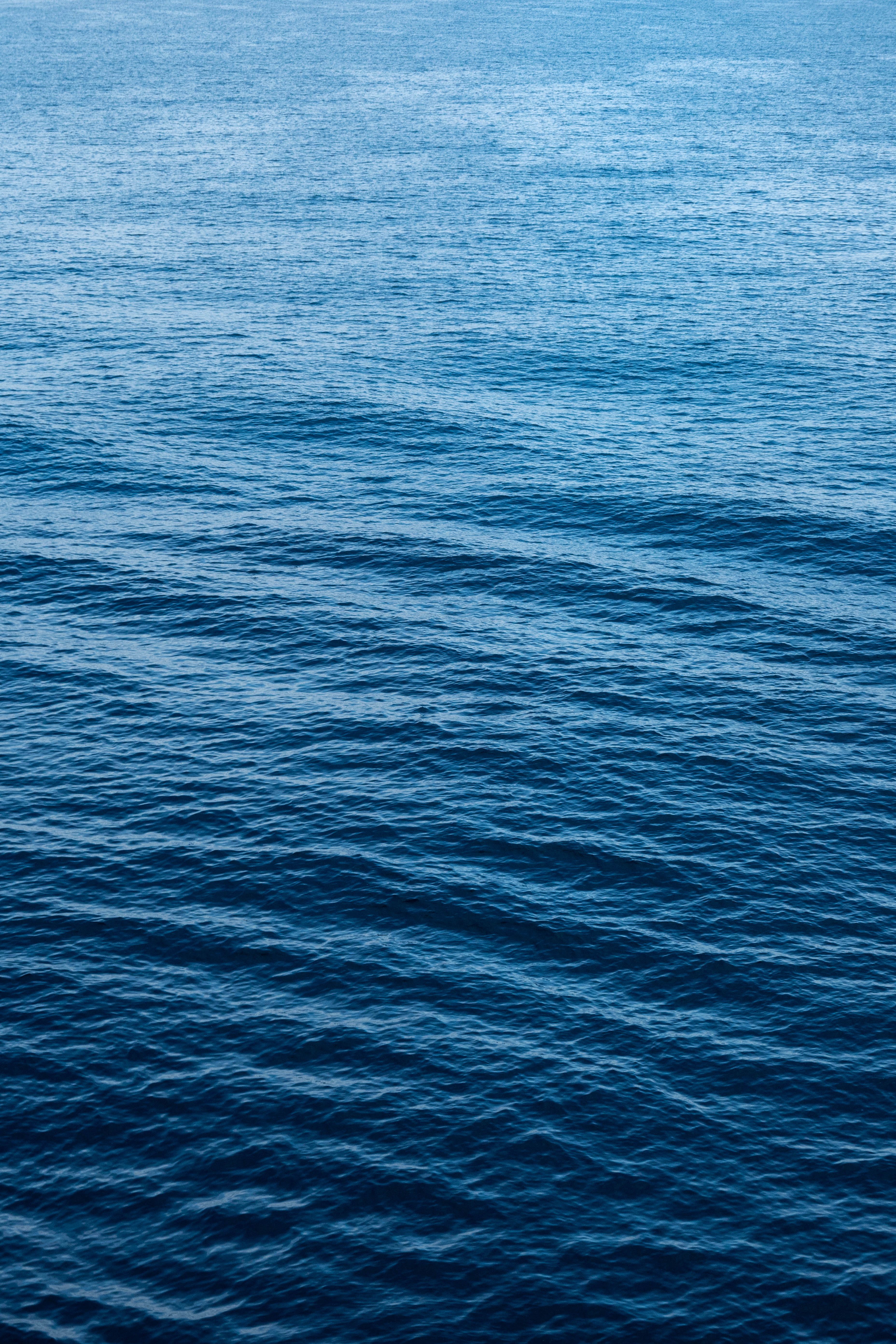 Serene view of the blue ocean waves creating a peaceful atmosphere.