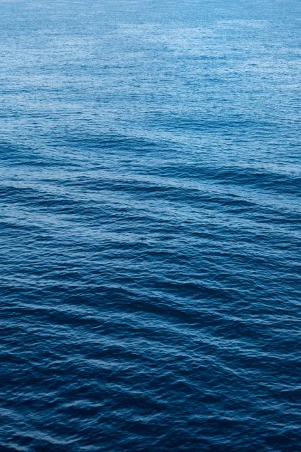 Serene view of the blue ocean waves creating a peaceful atmosphere.