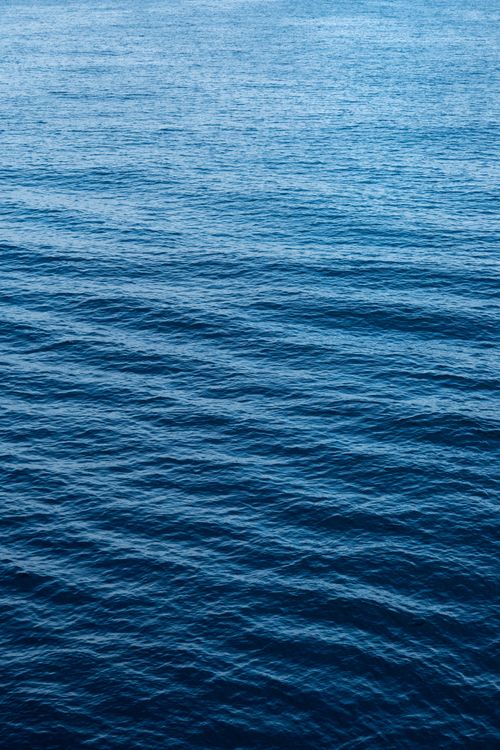 Free Capture of serene ocean waves under daylight, showcasing deep blue tones. Stock Photo
