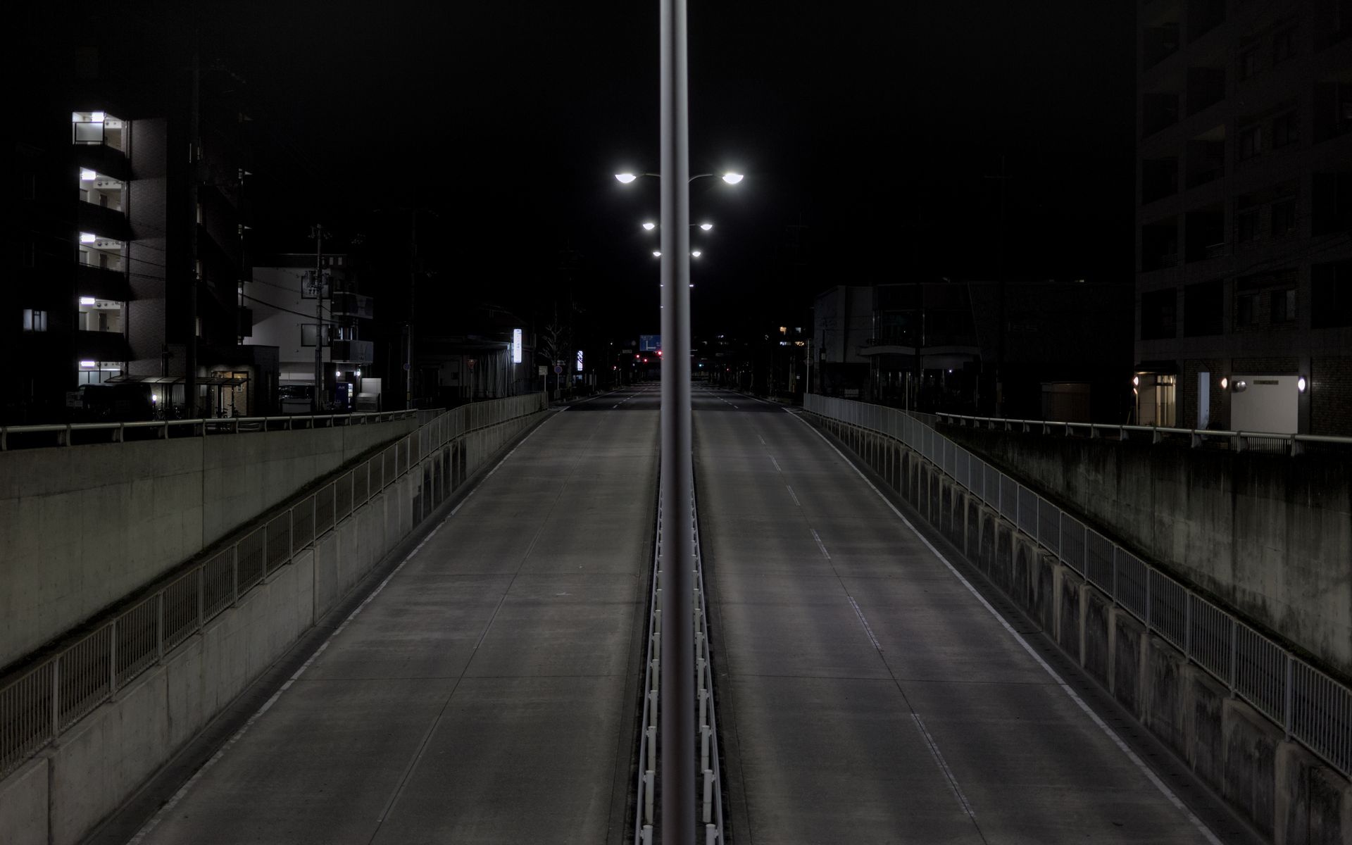 Une rue urbaine vide et silencieuse la nuit