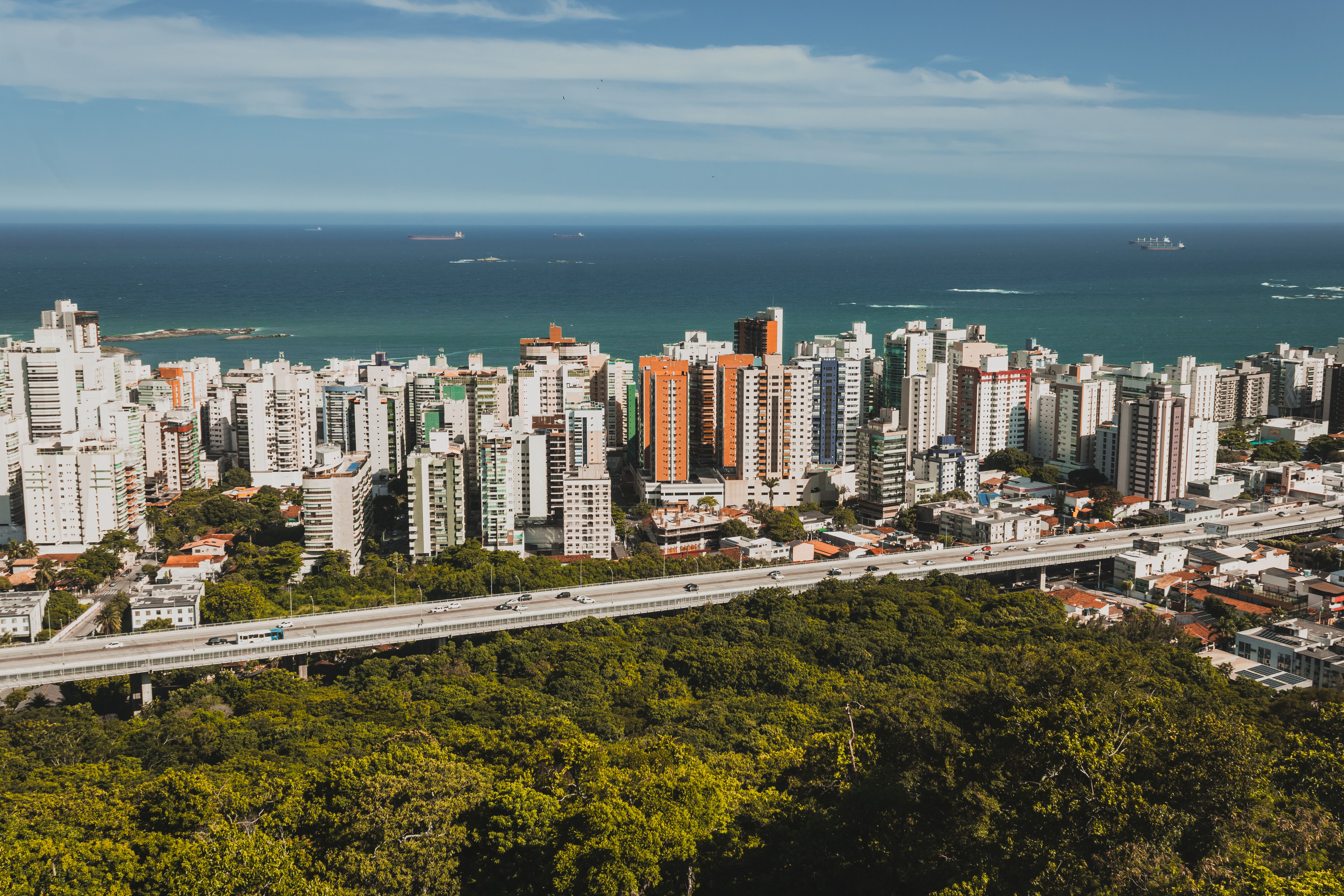 O freio industrial chinês: O que a desaceleração de julho revela para o investidor