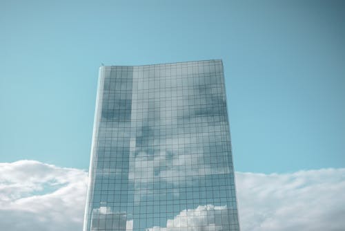 Foto De Edificio De Cristal De Gran Altura Bajo Un Cielo Azul