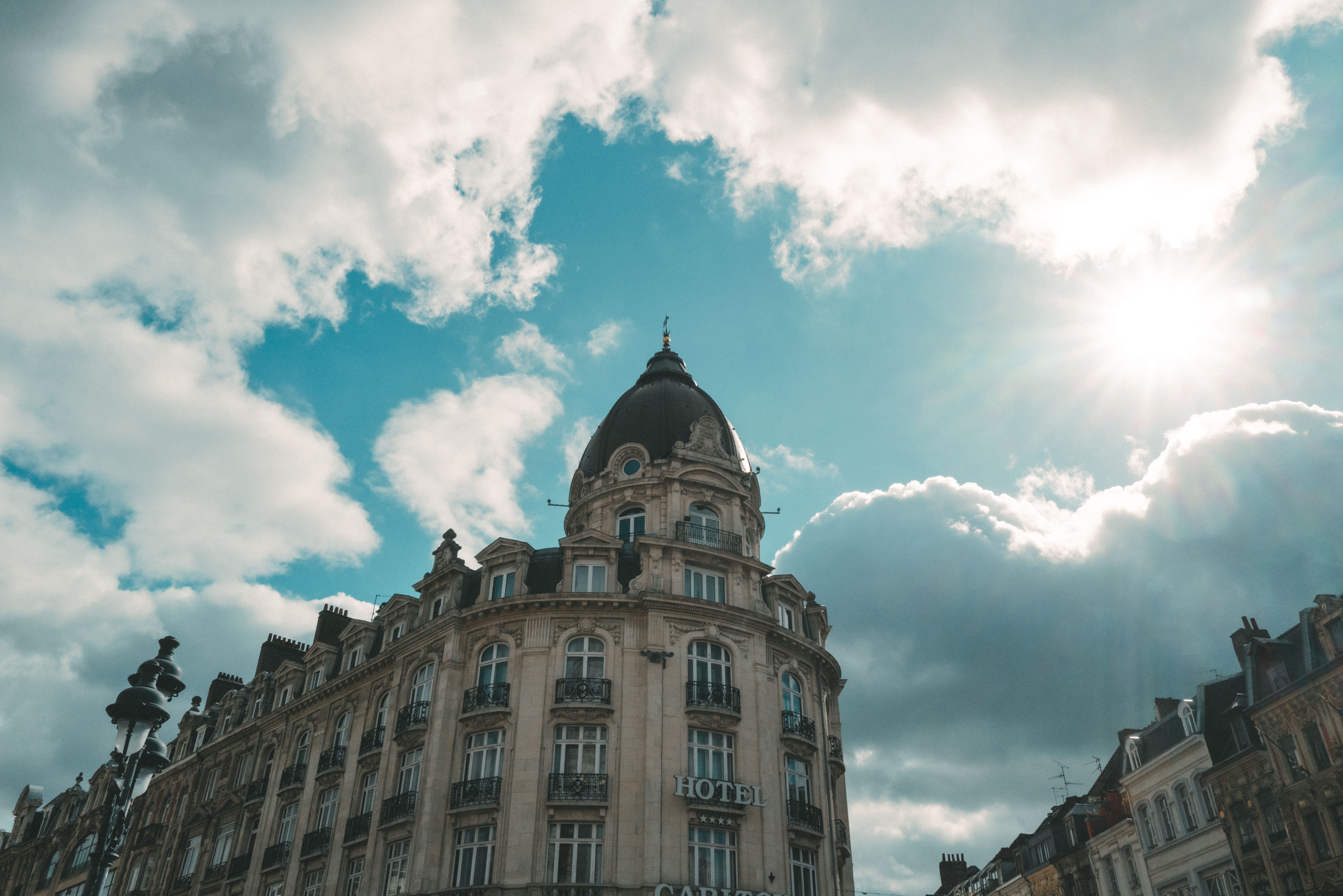 hotel booking, travel deals, vacation rentals, staycations, lodging options, Accommodation & booking — Photo by Florent Berti