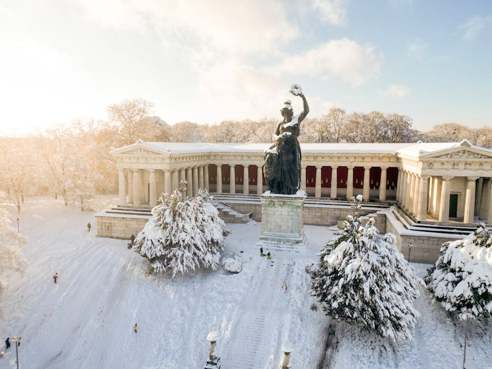Mùa đông của bức tượng Bavaria và Đại sảnh Danh vọng ở Munich phủ đầy tuyết.
