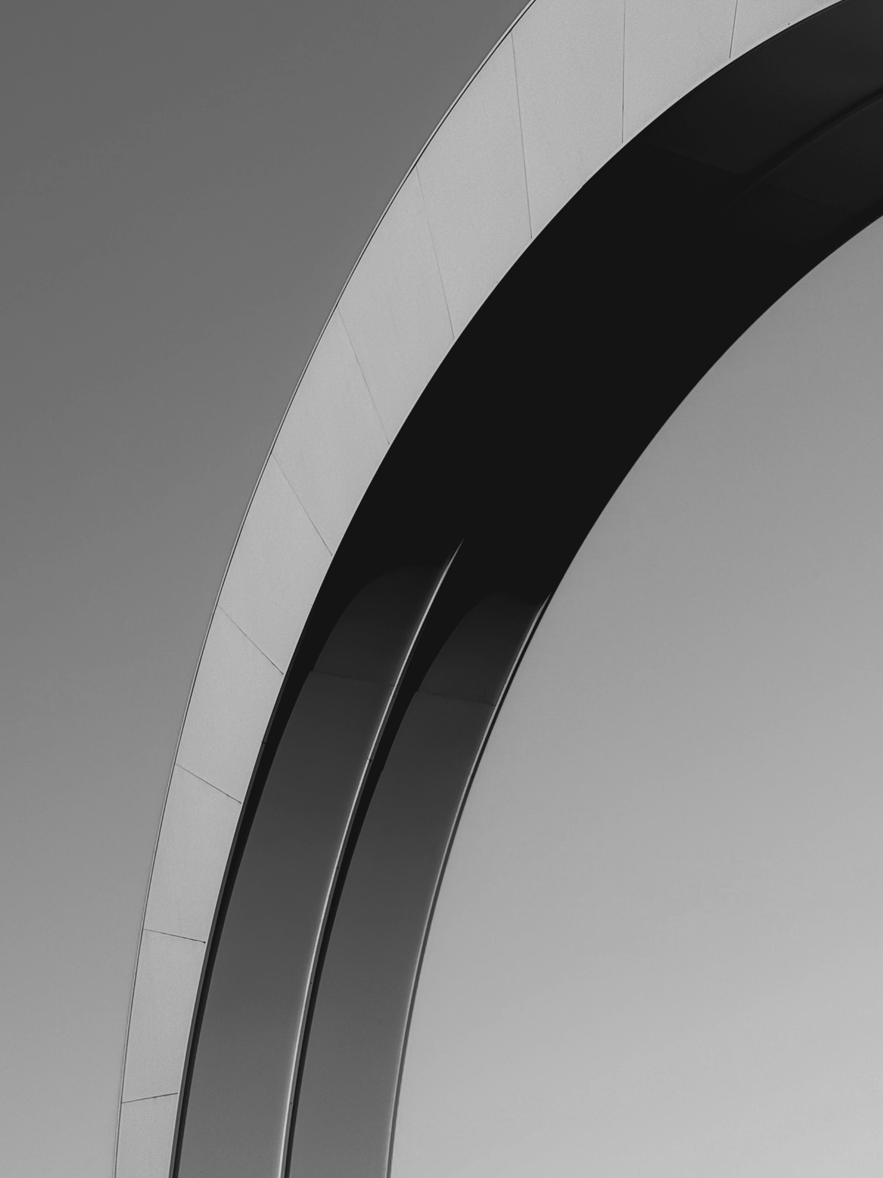 Gratuit Fotografie minimalistă alb-negru a unei structuri de arc arhitectural curbat. Fotografie de stoc