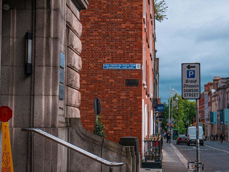 Scenă stradală urbană pe Dawson Street în centrul Dublinului