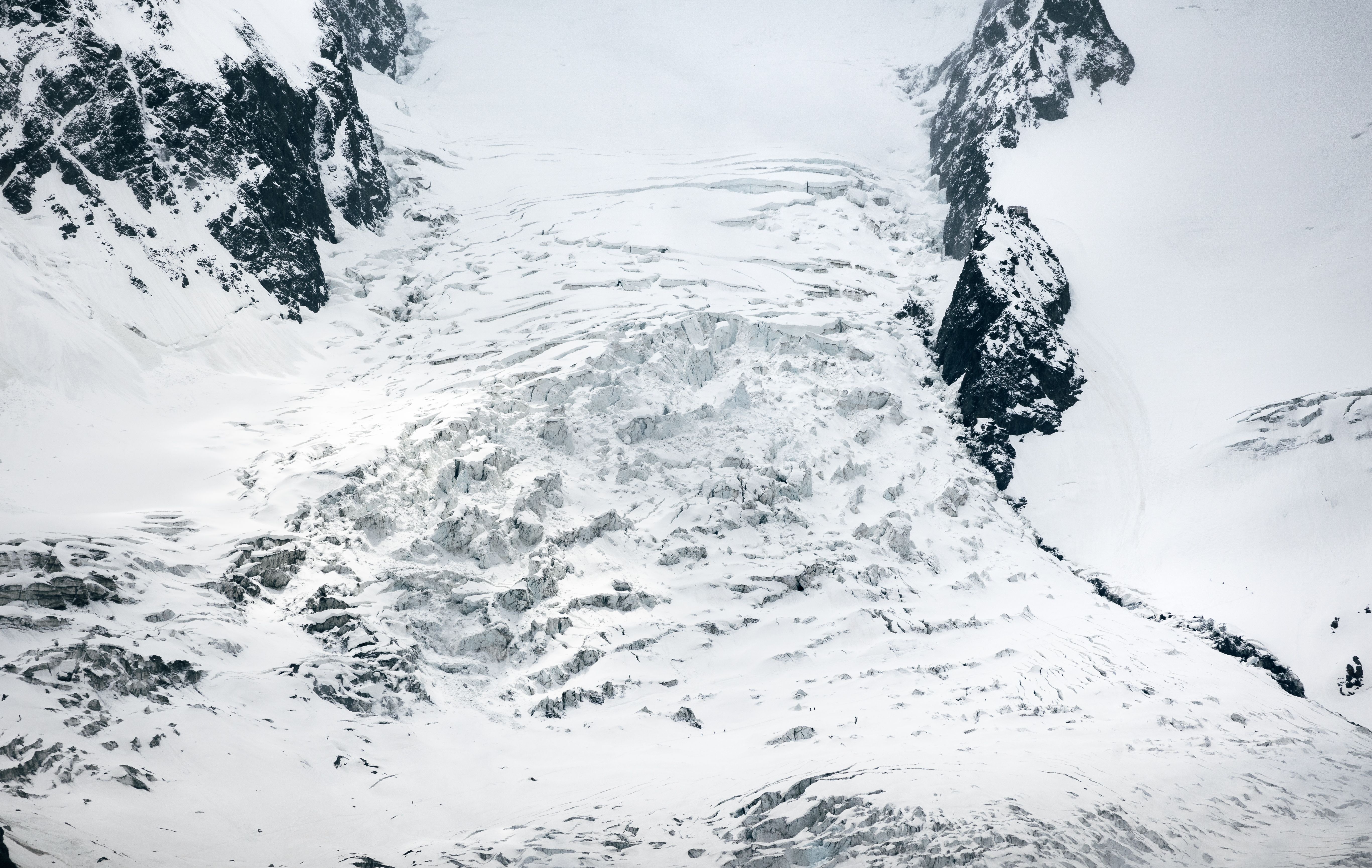 Helicopter Glacier Ice Climbing Tour - Explore the pristine icy expanse of Chamonix's glacier in a breathtaking bird's-eye view.